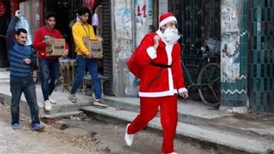 شاب مسلم بزي بابا نويل يوزع الهدايا على المواطنين في الغربية رغم الطقس السيء