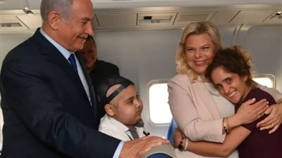 نتنياهو يستغل طفلان من مرضى السرطان للدعاية في رحلة موسكو
