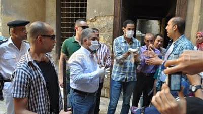 بالصور.. وزير الآثار يشارك في حملة لتنظيف شوارع القاهرة التاريخية