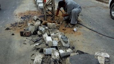 إزالة عمود صان الحجر المثير للجدل بالشرقية ومعاقبة المسئول (صور)