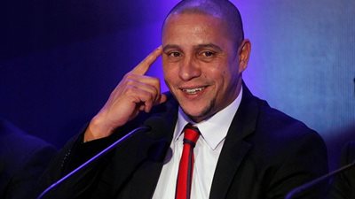 روبرتو كارلوس يصل مطار القاهرة للترويج للسياحة العلاجية