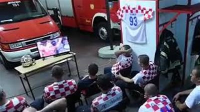 رجال إطفاء كروات يتركون مباراة منتخبهم لأداء الواجب (فيديو)