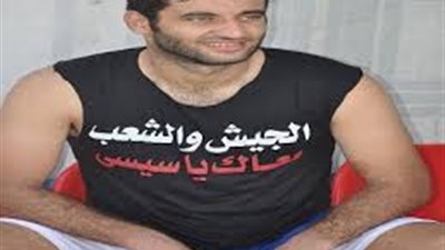 أمير عزمي مجاهد يرتدي 