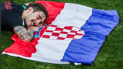فرساليكو يُقبل العلم الكرواتي بعد التأهل لنهائي المونديال