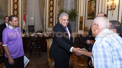 بالصور..«محلب» يلتقي المكرمين بمصلحة الضرائب بحضور وزير المالية