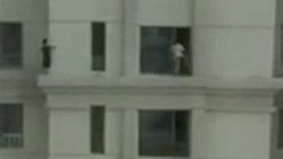 طفلان يلعبان استغماية خارج شرفة الطابق الـ٣٣ (فيديو وصور)
