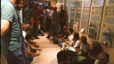 بالفيديو والصور.. الأمن اللبناني يخلي وزارة البيئة من المتظاهرين بالقوة