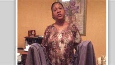 امرأة تصور محاولات زوجها لطي «ملاية» خلال ساعتين ونصف (فيديو وصور)