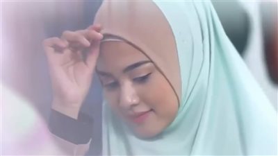 موديل محجبة تثير ضجة بإعلان شامبو (فيديو)