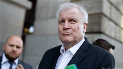وزير الداخلية الألماني يرفض مطالب باستقالته بعد انتحار لاجئ