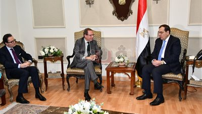 طارق الملا يلتقي الوزير المفوض للشئون الاقتصادية الفرنسية