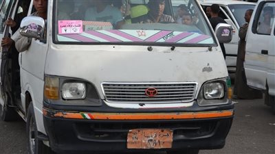 وضع ملصقات بالتعريفة الجديدة على السيارات ومجمع المواقف في قنا