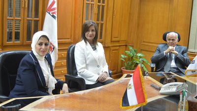 وزيرة الهجرة تلتقي أسرة العالم الراحل الدكتور عادل محمود على