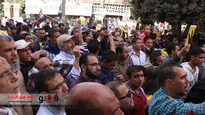 أنصار الإخوان يخرجون في مسيرة 