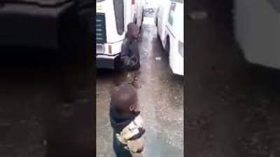 لحظة اعتداء جزائري على طفل بطريقة وحشية (فيديو)