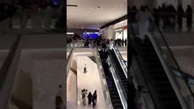 رد فعل المتسوقين لحظة اشتعال النيران في مول بالرياض (فيديو)