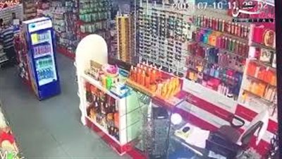 لحظة اقتحام لبنانية صيدلية بسيارتها (فيديو)