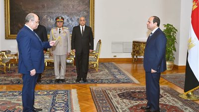السيسي يطالب رئيس مجلس الدولة الجديد بتمكين المصريين من حقوقهم