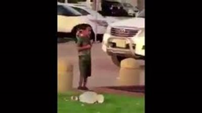 لحظة اعتداء شاب على عامل نظافة وصفعه على وجهه (فيديو)