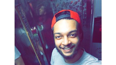 بالصور.. شاب يصالح خطيبته بطريقة رومانسية