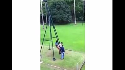 بالفيديو.. شاب يقلب أرجوحة ضخمة 360 درجة