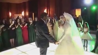 بالفيديو.. عروس تتسبب في بكاء والديها بحفل زفافها