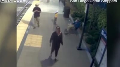 لحظة اعتداء زوجين على شاب وسرقته (فيديو)