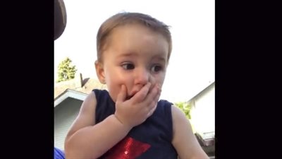 رد فعل غير متوقع لطفلة لحظة مشاهدتها الألعاب النارية لأول مرة (فيديو)