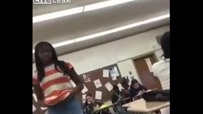 فتاة تلقن أخرى «علقة ساخنة» داخل الفصل (فيديو)