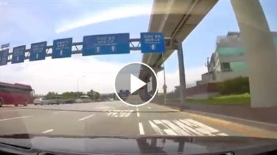 رجل متهور يتسبب في حادث مروع ويدهس سائق «تاكسي» (فيديو)