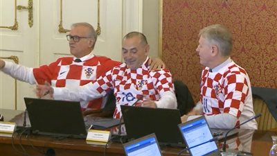 احتفالًا بالتأهل لنهائي المونديال.. حكومة كرواتيا تجتمع بتيشيرت المنتخب