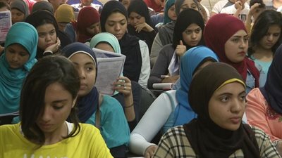 «الدروس الخصوصية» كلمة السر في تفوق أوائل الثانوية العامة.. التاسع أدبي: كنت بدفع 9 آلاف جنيه في الشهر للدروس.. خبير تربوي: الظاهرة دليل فشل المنظومة ويجب تفعيل دور المعلم