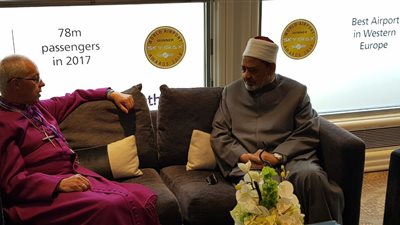 كبير أساقفة كانتربري يستقبل الإمام الأكبر لدى وصوله بريطانيا (صور)