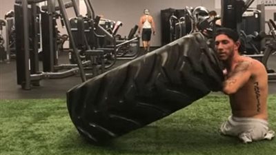 بالفيديو والصور.. شاب معاق يبهر رواد الإنترنت بمهارته الرياضية