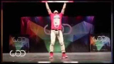 بالفيديو.. شاب يشعل مسرحا برقصة مذهلة