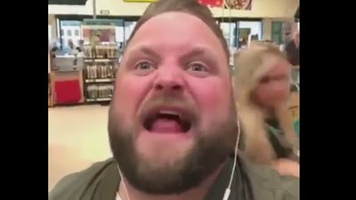 بالفيديو.. رد فعل الحضور على اندماج رجل في أغنية