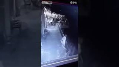 بالفيديو.. رجل يلقي زوجته من أعلى شرفة بسبب خيانتها