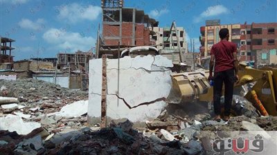 بالصور.. استمرار حملة هدم المنازل العشوائية في حي الضواحي ببورسعيد