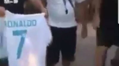 جمهور نابولي يحرق قمصان رونالدو بعد انتقاله ليوفنتوس (صور)