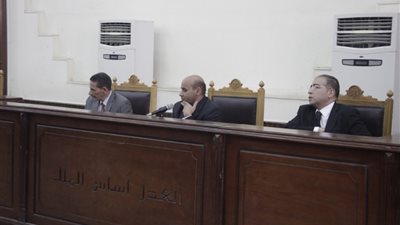 قاضي «أحداث العدوة» يطالب الدفاع بمتابعة عرض صور القضية