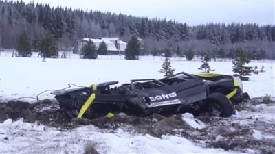 سقوط سيارة مرسيدس G63 AMG من أعلى طائرة (فيديو)