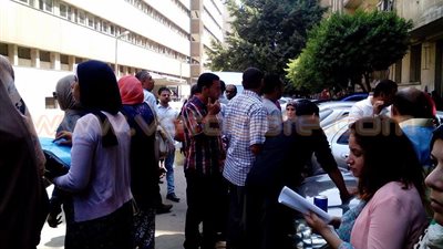 بالصور.. وقفة لمستبعدي مسابقة الـ٣٠ ألف معلم أمام «الوزراء»