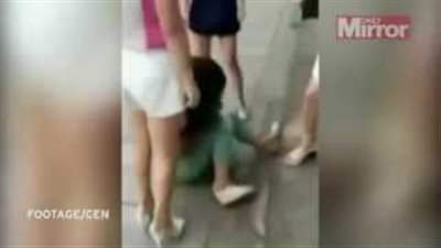 بالفيديو.. ثلاث صينيات يسحلن فتاة لزواجها بعشيق إحداهن