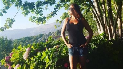 إليسا تثير الجدل بـ«الهوت شورت»