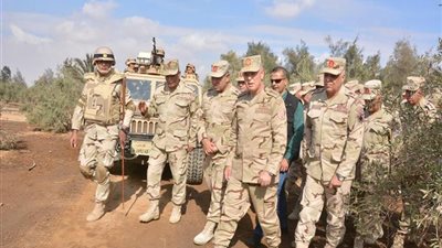 الفريق محمد فريد يتفقد قيادة قوات شرق القناة ووسط سيناء