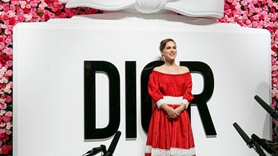 بالصور.. نتالي بورتمان تتألق بالأحمر في «Dior for Love»