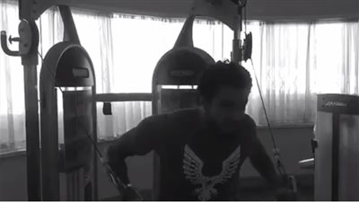 بالفيديو.. أحمد الفيشاوي يمارس رياضة الملاكمة