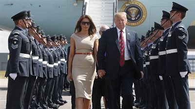 «أخيرا مسك إيدها».. ميلانيا تخطف الكاميرات من ترامب (فيديو وصور)