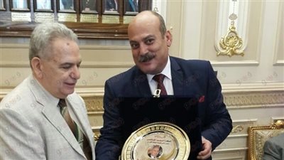 بالصور.. «قضاة المحلة» يهدي رئيس مجلس القضاء الأعلى درع النادي