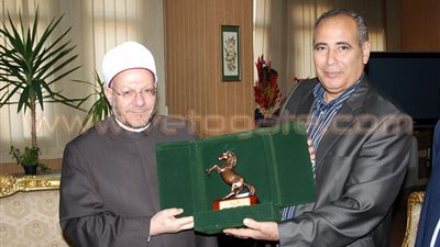 بالصور.. محافظ الشرقية يهدي درع المحافظة لوزير الأوقاف و